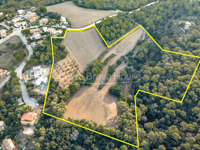 Rustic property for sale in Begur, with 44,447 m² of land surrounded by nature, tranquility, and privacy