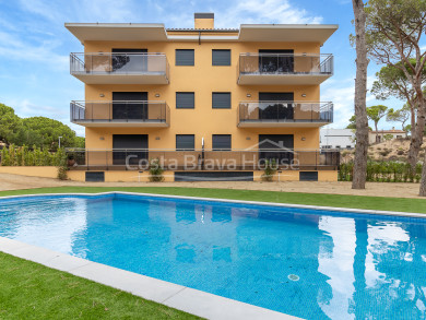 Modern 3-bedroom apartment for sale in Pals, 10 minutes walk from the beach with garage and community pool.