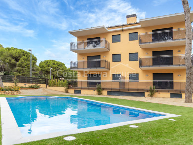 Modern 3-bedroom apartment for sale in Pals, 10 minutes walk from the beach with garage and community pool.