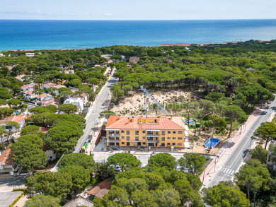 Moderno apartamento de 3 dormitorios en venta en Pals, a 10 minutos a pie de la playa con garaje y piscina comunitaria.