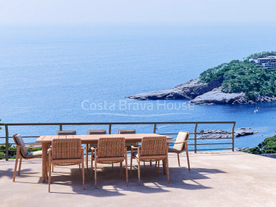 Contemporary luxury villa for sale in Aiguablava Begur, with panoramic views of the Mediterranean and maximum privacy