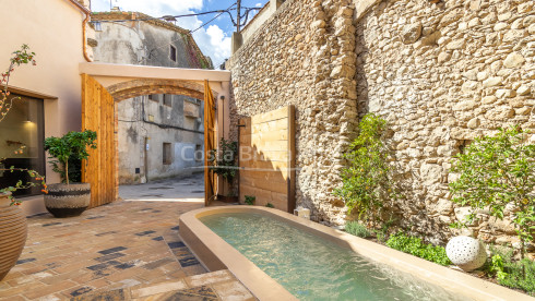 Casa histórica reformada en venta en Ventalló Al Empordà