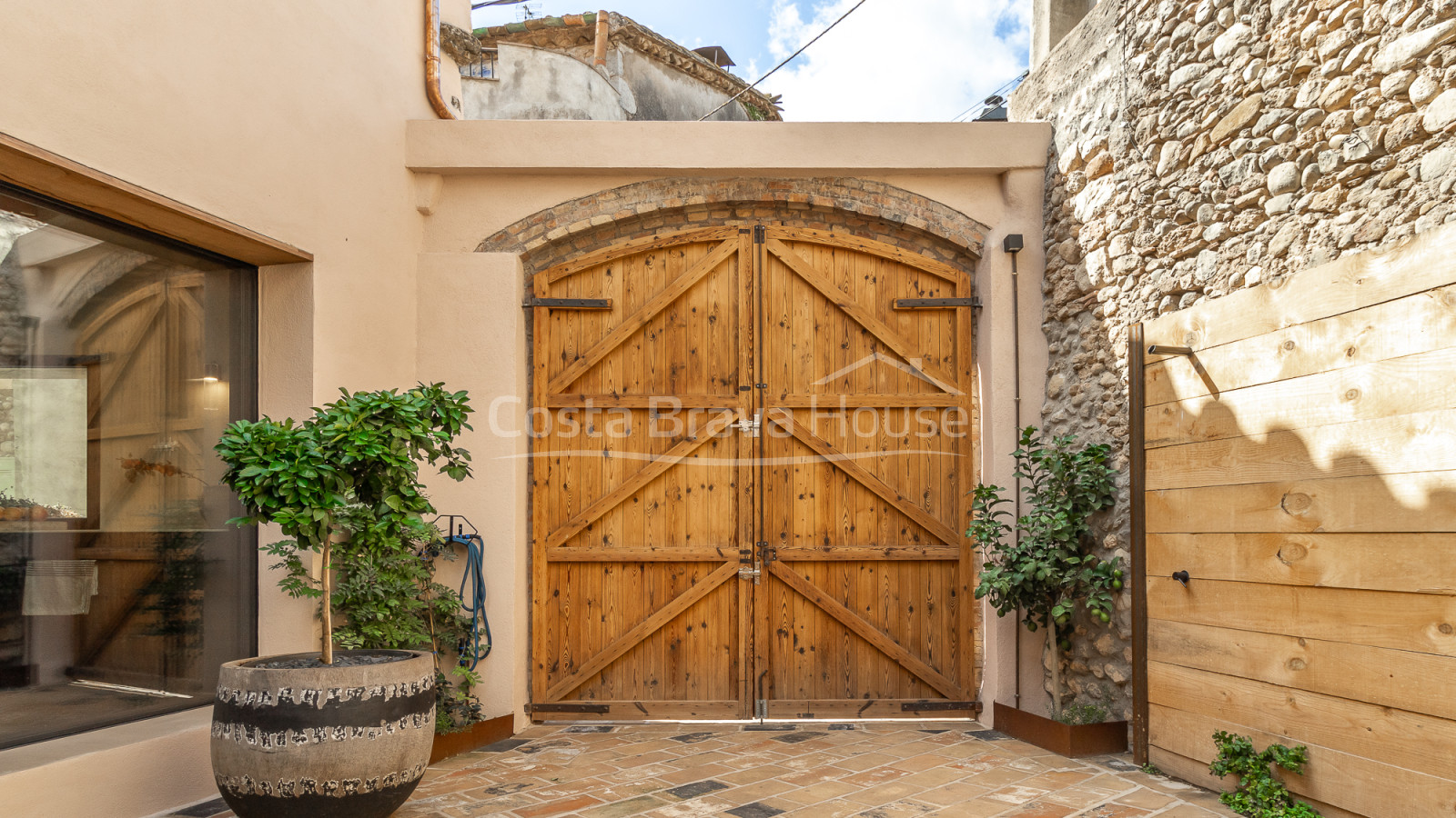 Casa histórica reformada en venta en Ventalló Al Empordà