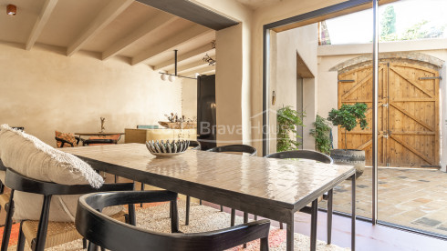 Casa histórica reformada en venta en Ventalló Al Empordà