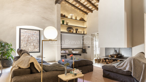 Casa histórica reformada en venta en Ventalló Al Empordà