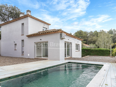 Casa moderna a estrenar con piscina privada y jardín en Residencial Begur, Costa Brava