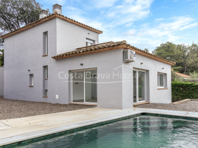 Casa moderna a estrenar con piscina privada y jardín en Residencial Begur, Costa Brava