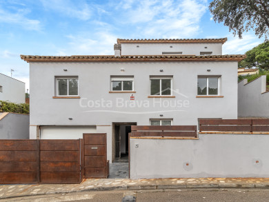 Casa moderna a estrenar amb piscina privada i jardí a Residencial Begur, Costa Brava