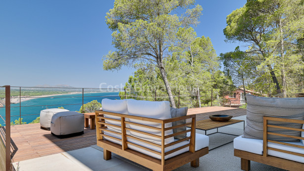 Moderna casa de diseño en venta en Begur Sa Riera, con impresionantes vistas al mar y piscina