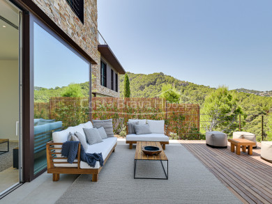 Maison de design moderne à vendre à Begur Sa Riera, avec piscine et vue imprenable sur la mer