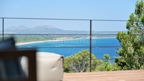 Moderna casa de diseño en venta en Begur Sa Riera, con impresionantes vistas al mar y piscina