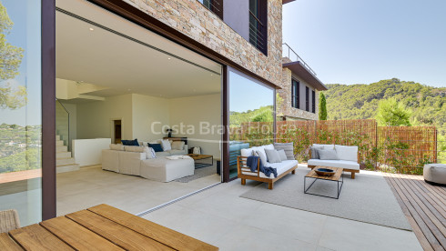 Moderna casa de diseño en venta en Begur Sa Riera, con impresionantes vistas al mar y piscina