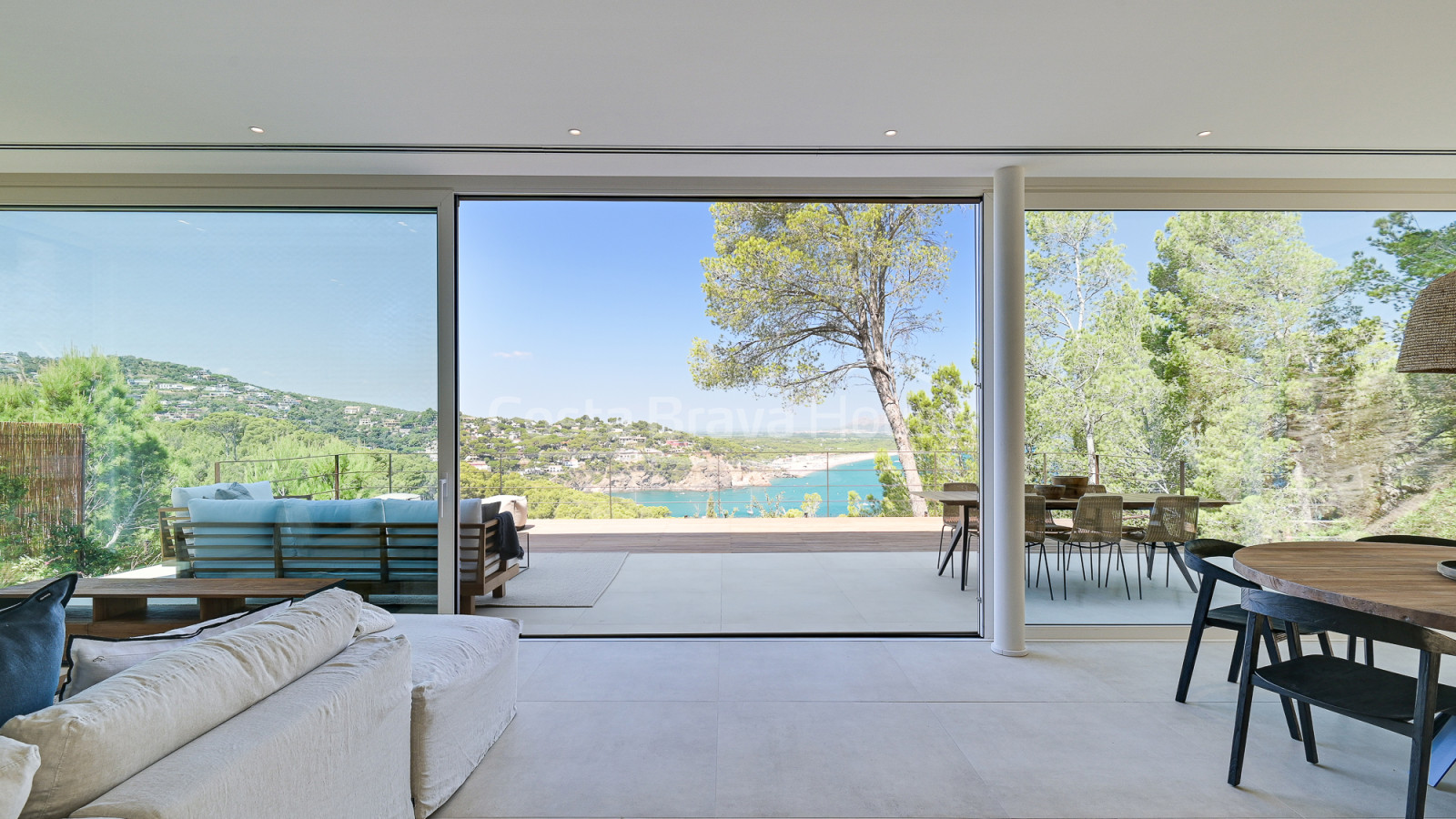 Moderna casa de diseño en venta en Begur Sa Riera, con impresionantes vistas al mar y piscina