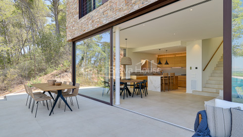 Maison de design moderne à vendre à Begur Sa Riera, avec piscine et vue imprenable sur la mer