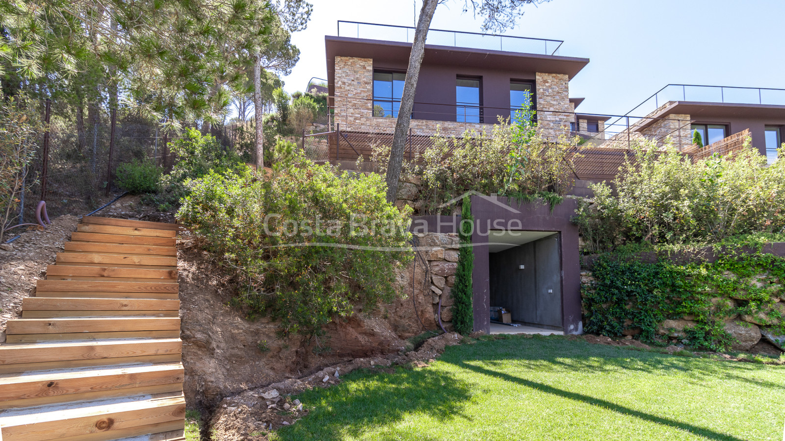 Moderna casa de diseño en venta en Begur Sa Riera, con impresionantes vistas al mar y piscina