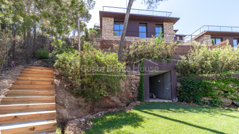 Maison de design moderne à vendre à Begur Sa Riera, avec piscine et vue imprenable sur la mer