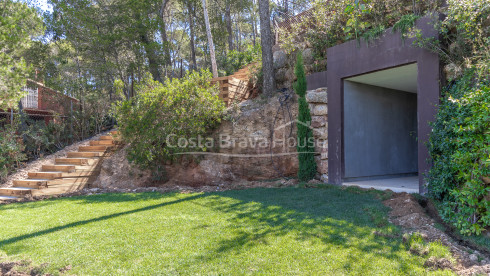 Moderna casa de diseño en venta en Begur Sa Riera, con impresionantes vistas al mar y piscina