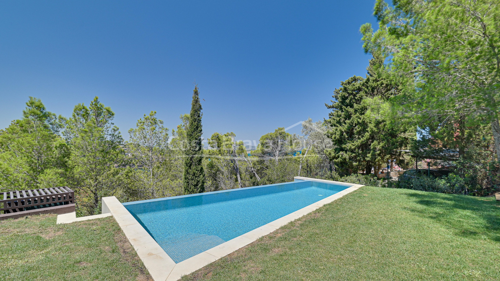 New modern design house for sale in Begur Sa Riera, with swimming pool and impressive sea views