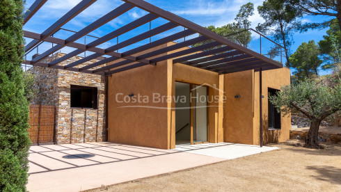 New modern design house for sale in Begur Sa Riera, with swimming pool and impressive sea views