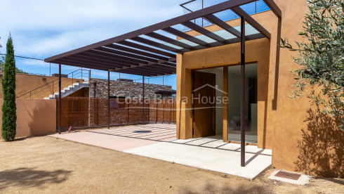 Moderna casa de diseño en venta en Begur Sa Riera, con impresionantes vistas al mar y piscina