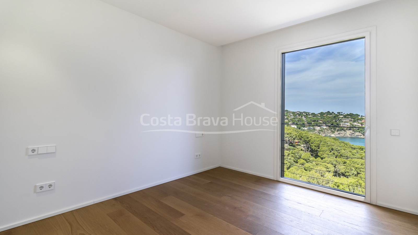 New modern design house for sale in Begur Sa Riera, with swimming pool and impressive sea views