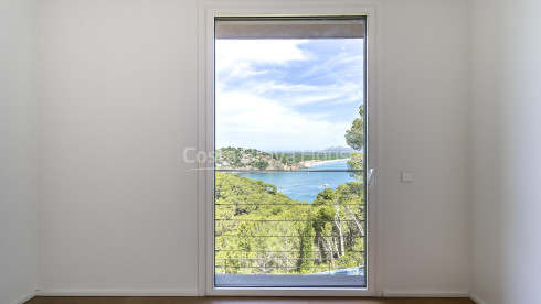 Moderna casa de diseño en venta en Begur Sa Riera, con impresionantes vistas al mar y piscina