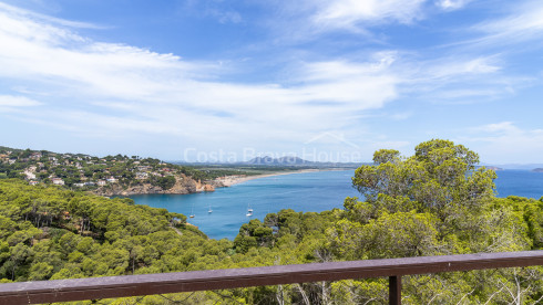 Moderna casa de diseño en venta en Begur Sa Riera, con impresionantes vistas al mar y piscina