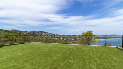 Moderna casa de diseño en venta en Begur Sa Riera, con impresionantes vistas al mar y piscina