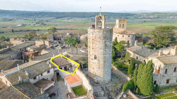 Casa històrica renovada a Pals, Costa Brava