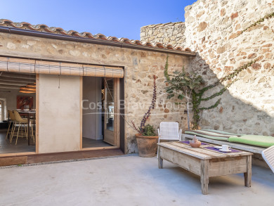 Elegante casa histórica renovada en el casco antiguo de Pals, Costa Brava