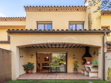 Casa adossada amb jardí, terrasses i garatge al centre de Palafrugell, Costa Brava