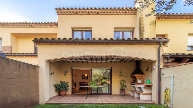 Terraced house in the centre of Palafrugell, with garden and garage