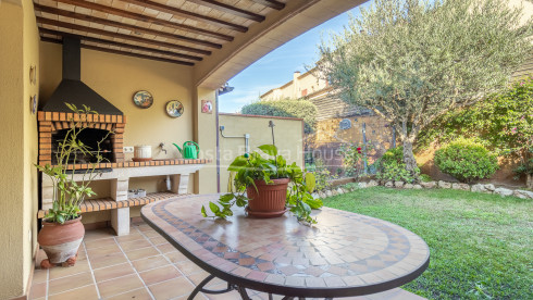 Casa adossada a Palafrugell centro, amb jardí i garatge