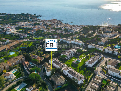 Appartement rénové à Calella de Palafrugell avec terrasse, près de la plage et prêt à emménager.