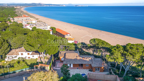 Vila de luxe davant del mar a Begur, Costa Brava