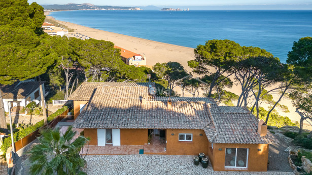 Vila de luxe davant del mar a Begur, Costa Brava