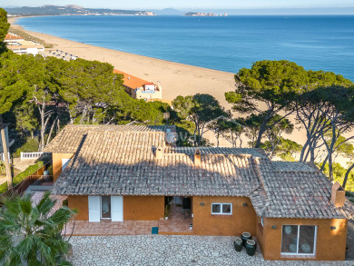 Luxury villa with direct beach access between Begur and Pals, Costa Brava, on the seafront