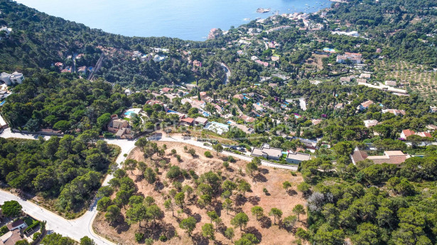 Terrain avec vue sur la mer et orientation sud-est à vendre à Begur