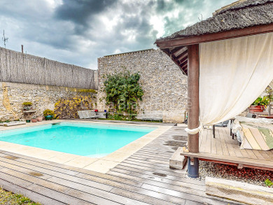 Casa històrica reformada en venda a Torroella de Montgrí amb jardí i piscina