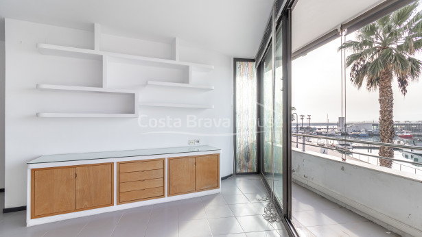 Apartment overlooking the harbor in L’Estartit, with terrace and garage