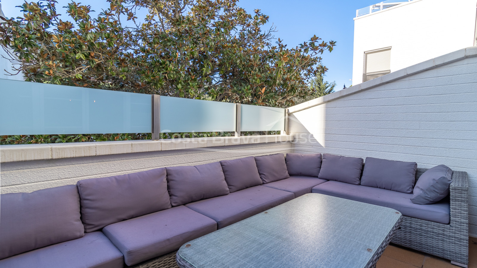 Casa Tamariu cerca de la playa, con garaje y terraza.