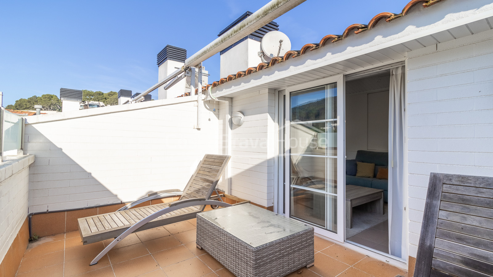 Casa Tamariu cerca de la playa, con garaje y terraza.