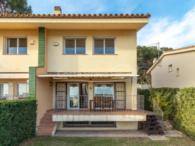 Casa adosada esquinera en Sant Feliu de Guíxols con vistas al mar, jardín privado y piscina comunitaria