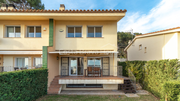 Casa a Sant Feliu Guíxols amb vistes al mar i piscina