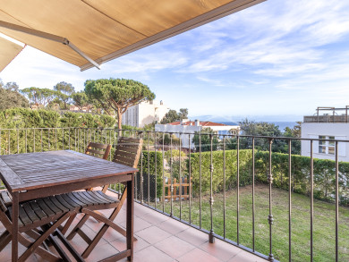 Casa adosada esquinera en Sant Feliu de Guíxols con vistas al mar, jardín privado y piscina comunitaria