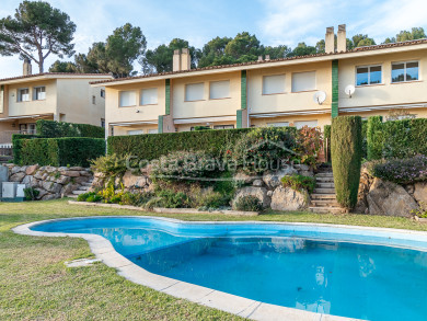 Casa adossada cantonera a Sant Feliu de Guíxols amb vistes al mar, jardí privat i piscina comunitària