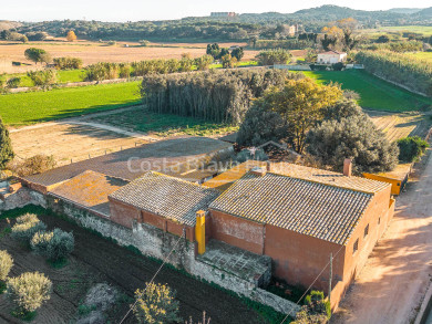 Masía histórica del siglo XVII en el Baix Empordà con 20.000 m² de terreno