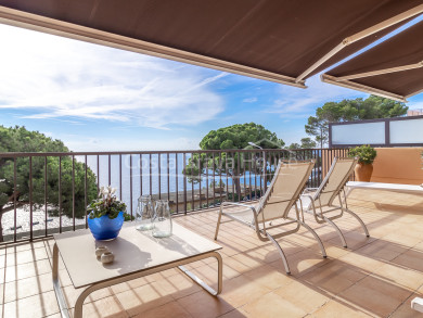 Elegant duplex house with stunning views of the Mediterranean in exclusive Llafranc, just a 10-minute walk from the harbor.