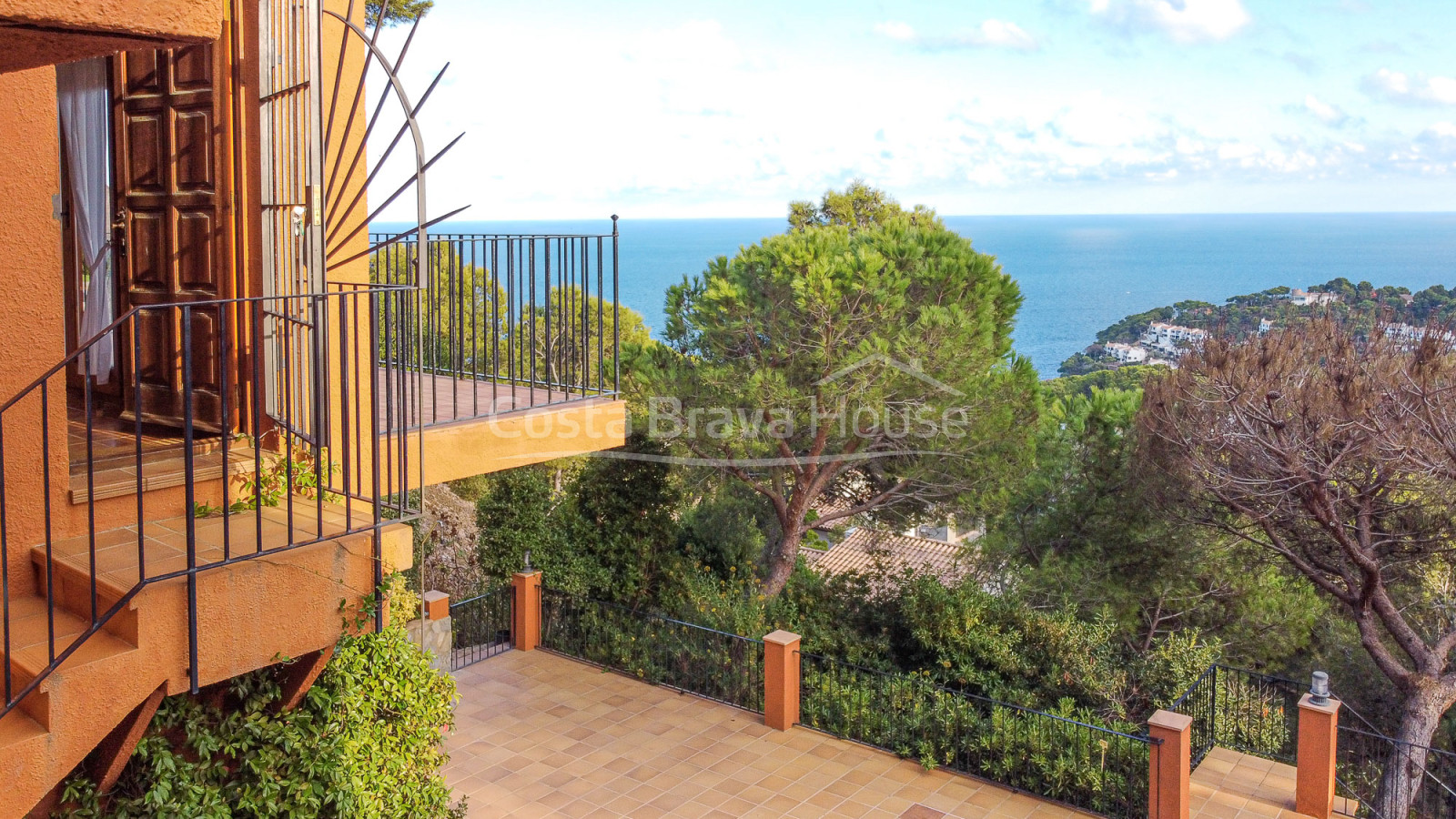 Villa in Tamariu with Pool and Sea Views