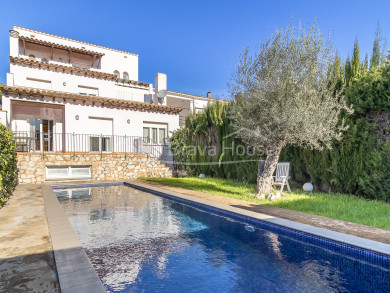 Casa en Palafrugell con jardín, piscina privada y ubicación privilegiada.